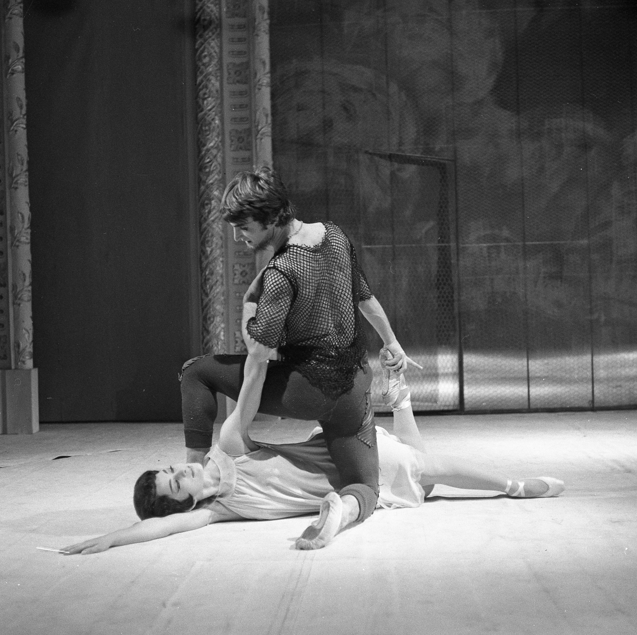 Dmitrij Dmitrijevič Šostakovič: Dievča a chuligán (1967, SND, choreografia: Marilena Tóthová, Ondrej Halász), Florentína Lojeková (dievča), Ján Haľama (chuligán), foto: Jozef Vavro