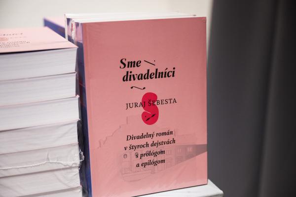 Divadelný ústav vydal prvý slovenský román o dejinách divadla pre mládež. Autorom knihy Sme divadelníci je Juraj Šebesta